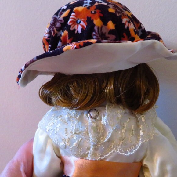 Vintage porcelain doll 1975 ,music box 20" tall - Picture 7 of 9